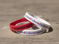 Bandje rood met opdruk Bandje rood met opdruk